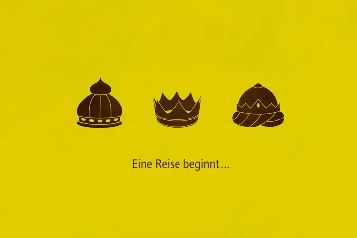 Lebkuchenfarbene Kronen auf einem gelben Hintergrund